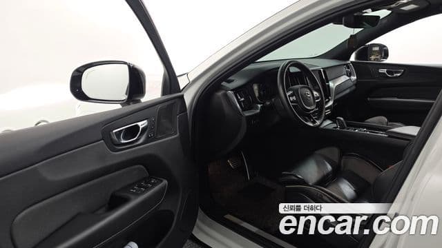 Volvo XC60 2020 — ფოტო 10/20