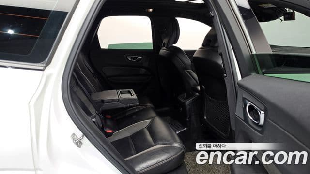 Volvo XC60 2020 — ფოტო 11/20
