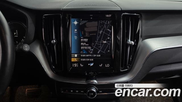 Volvo XC60 2020 — ფოტო 13/20