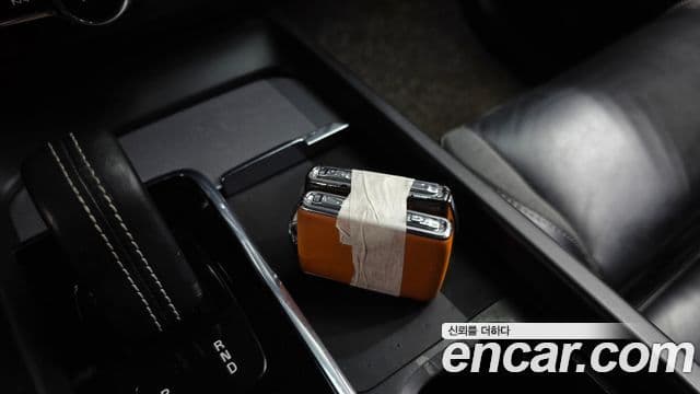 Volvo XC60 2020 — ფოტო 16/20