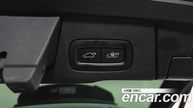 Volvo XC60 2020 — ფოტო 18/20