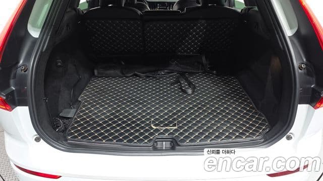 Volvo XC60 2020 — ფოტო 19/20