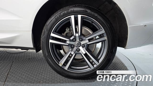 Volvo XC60 2020 — ფოტო 21/36