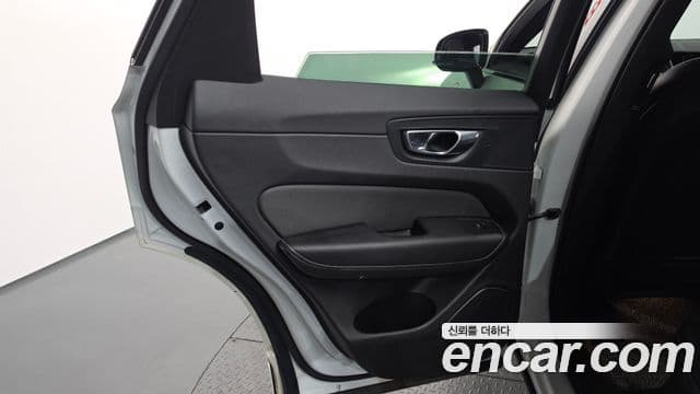 Volvo XC60 2020 — ფოტო 13/36
