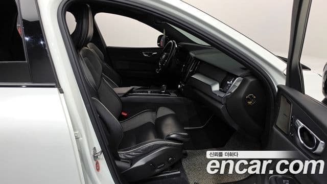 Volvo XC60 2020 — ფოტო 9/36