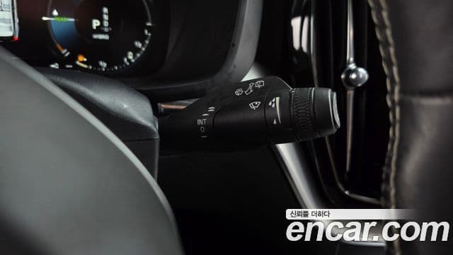 Volvo XC60 2020 — ფოტო 18/36