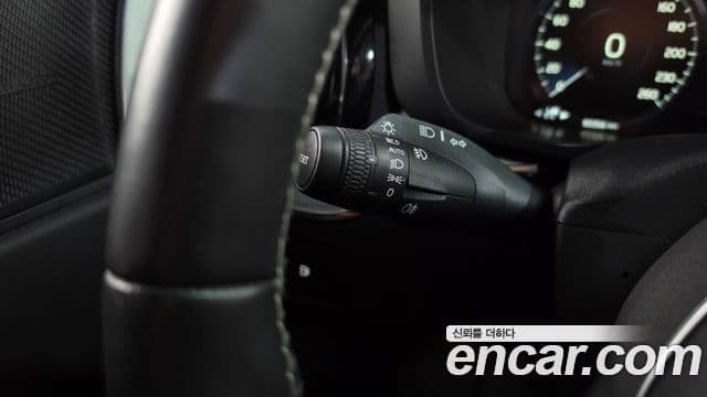 Volvo XC60 2020 — ფოტო 19/36
