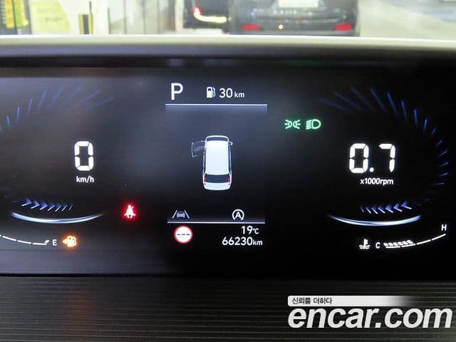 Hyundai Staria 2023 — ფოტო 3/19
