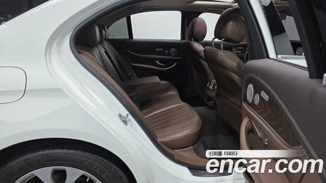 Mercedes-Benz E-Class 2018 — Şəkil 11/20