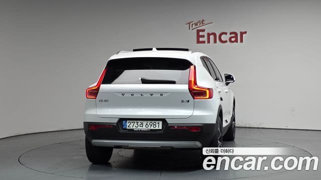 Volvo XC40 2021 — ფოტო 4/20