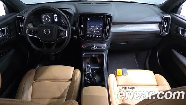 Volvo XC40 2021 — ფოტო 7/20