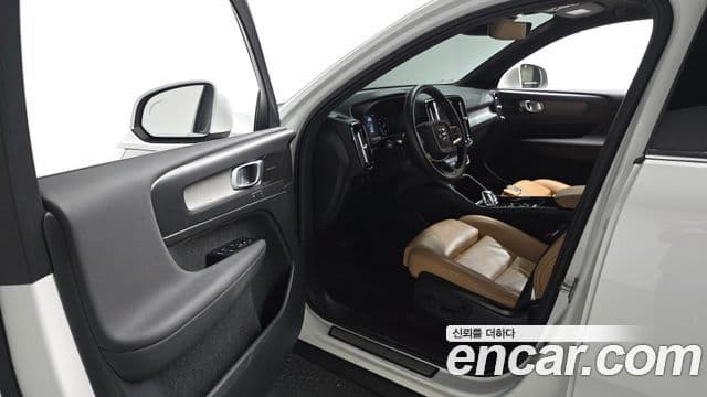 Volvo XC40 2021 — ფოტო 10/20