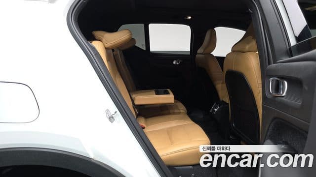 Volvo XC40 2021 — ფოტო 11/20
