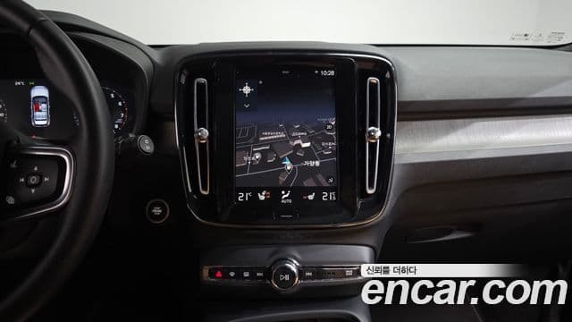 Volvo XC40 2021 — ფოტო 13/20