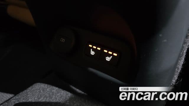 Volvo XC40 2021 — ფოტო 18/20