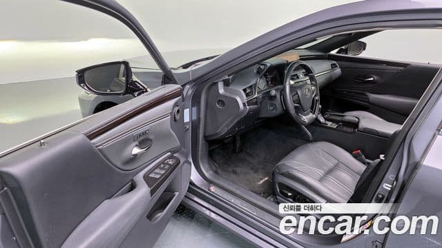 Lexus ES300h 2018 — Şəkil 10/20