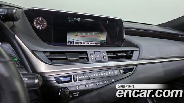 Lexus ES300h 2018 — Şəkil 16/20