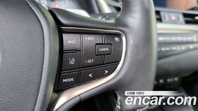 Lexus ES300h 2018 — Şəkil 18/20