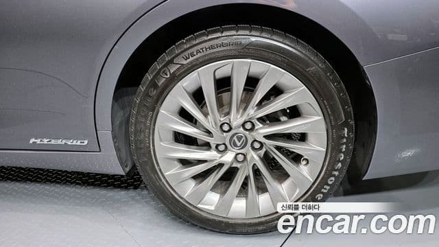 Lexus ES300h 2018 — Photo 28/35