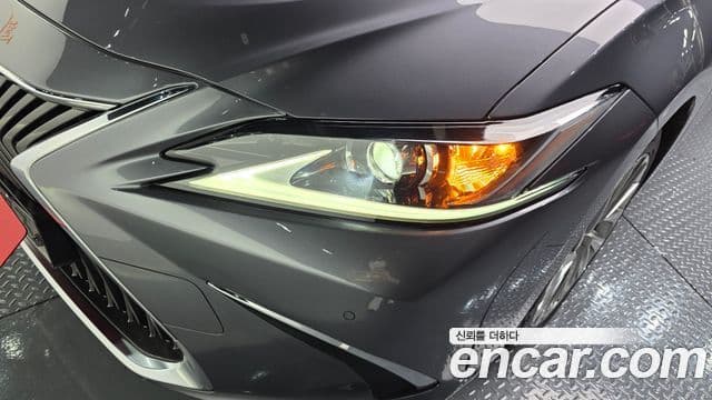 Lexus ES300h 2018 — Photo 11/35