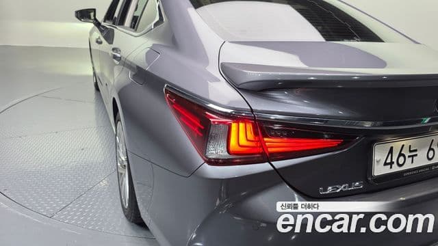 Lexus ES300h 2018 — Photo 31/35