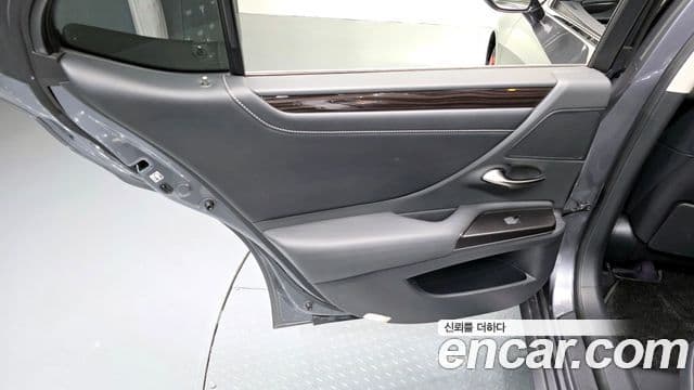 Lexus ES300h 2018 — Photo 7/35