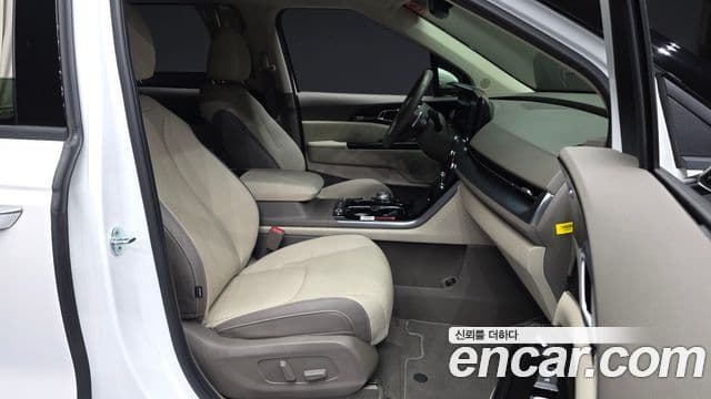 Kia Carnival 2021 — ფოტო 18/36