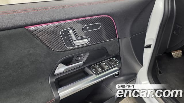 Mercedes-Benz GLA-Class 2022 — Photo 17/33