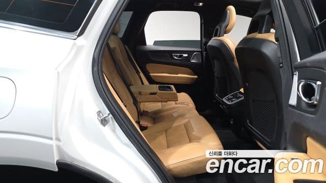 Volvo XC60 2018 — Фото 11/20