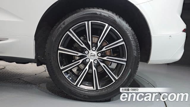 Volvo XC60 2018 — Photo 12/34