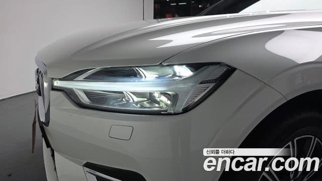 Volvo XC60 2018 — Photo 4/34