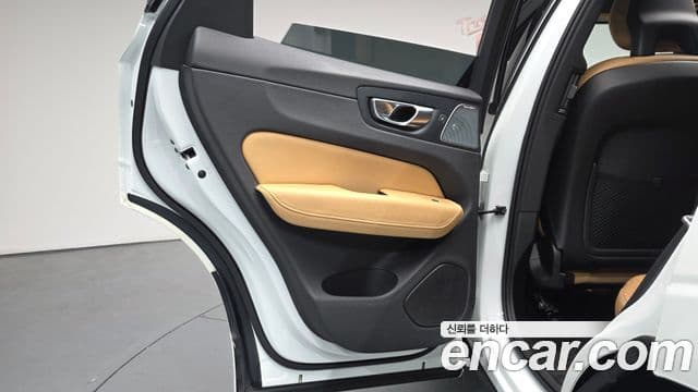 Volvo XC60 2018 — Photo 24/34