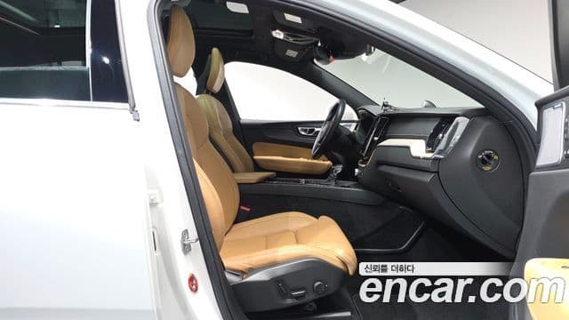 Volvo XC60 2018 — Photo 21/34