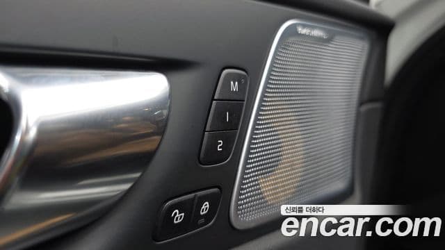 Volvo XC60 2018 — Photo 2/34