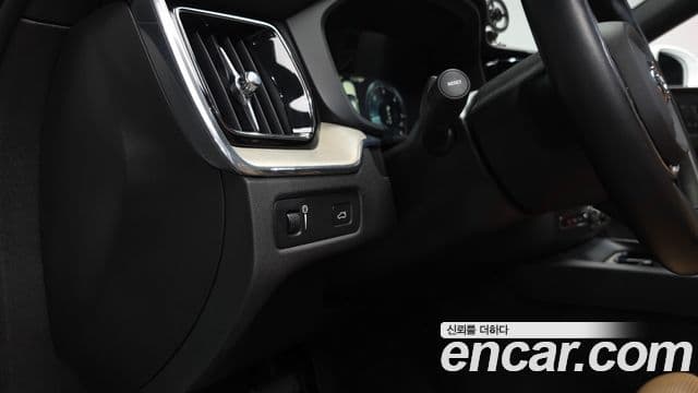 Volvo XC60 2018 — Photo 6/34