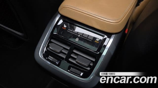 Volvo XC60 2018 — Photo 27/34