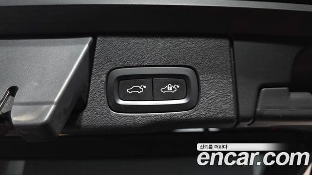 Volvo XC60 2018 — Photo 22/34