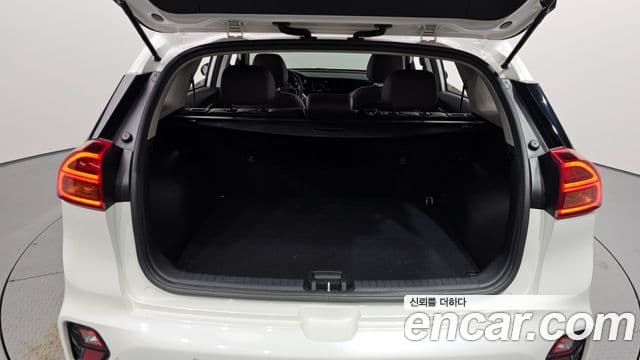 Kia Niro 2021 — ფოტო 16/20