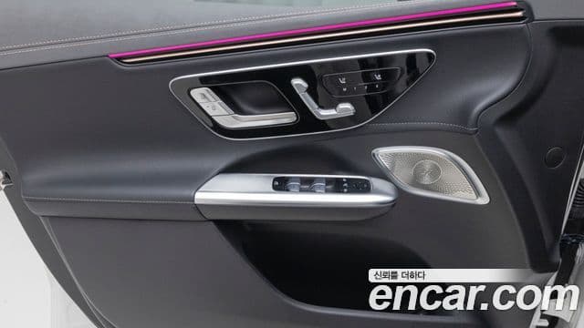 Mercedes-Benz EQE SUV 2025 — Photo 18/20