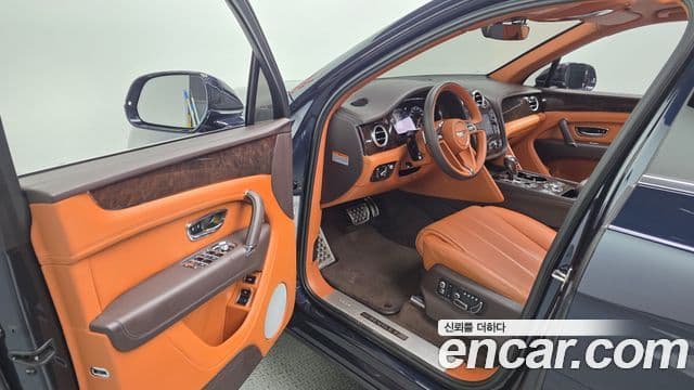 Bentley Bentayga 2019 — фото 10 из 20