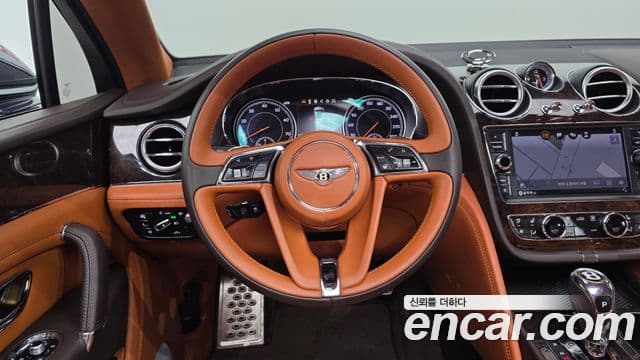 Bentley Bentayga 2019 — фото 13 из 20
