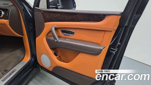 Bentley Bentayga 2019 — Photo 1/36