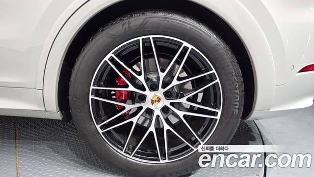Porsche Cayenne 2025 — Photo 32/34