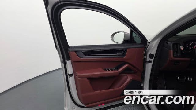 Porsche Cayenne 2025 — Photo 21/34