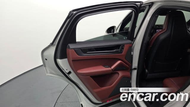 Porsche Cayenne 2025 — Photo 34/34