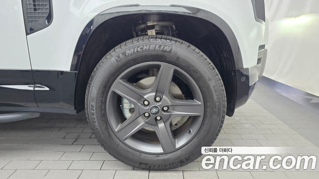 Land Rover Defender 2024 — Photo 28/31