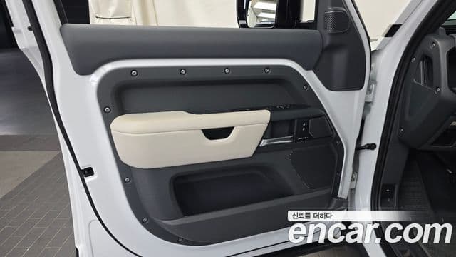 Land Rover Defender 2024 — Photo 4/31