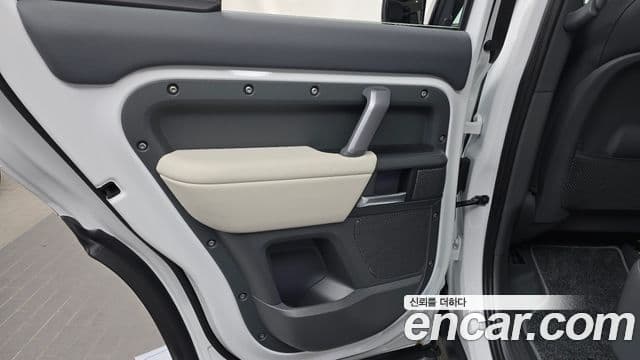 Land Rover Defender 2024 — Photo 19/31