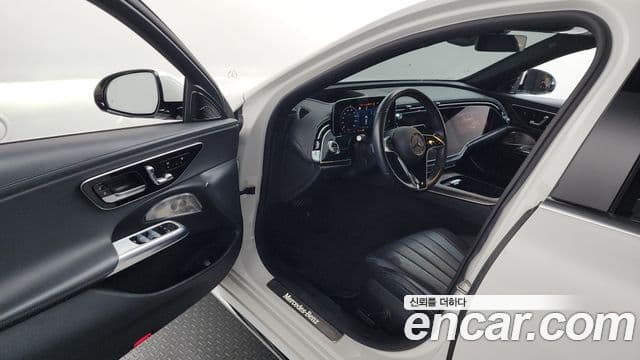 Mercedes-Benz E-Class 2024 — ფოტო 17/20