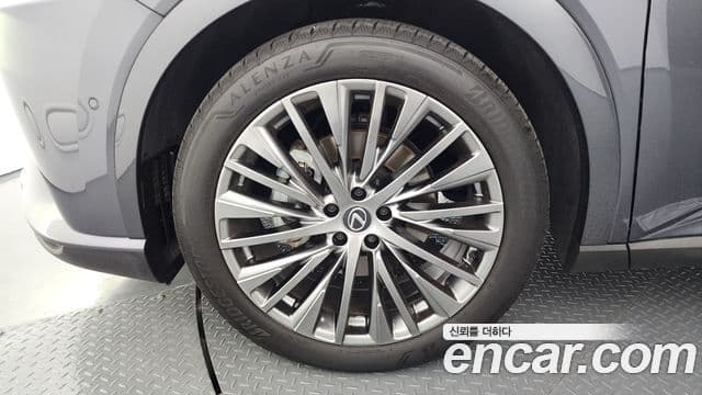Lexus RX350h 2024 — Photo 17/36